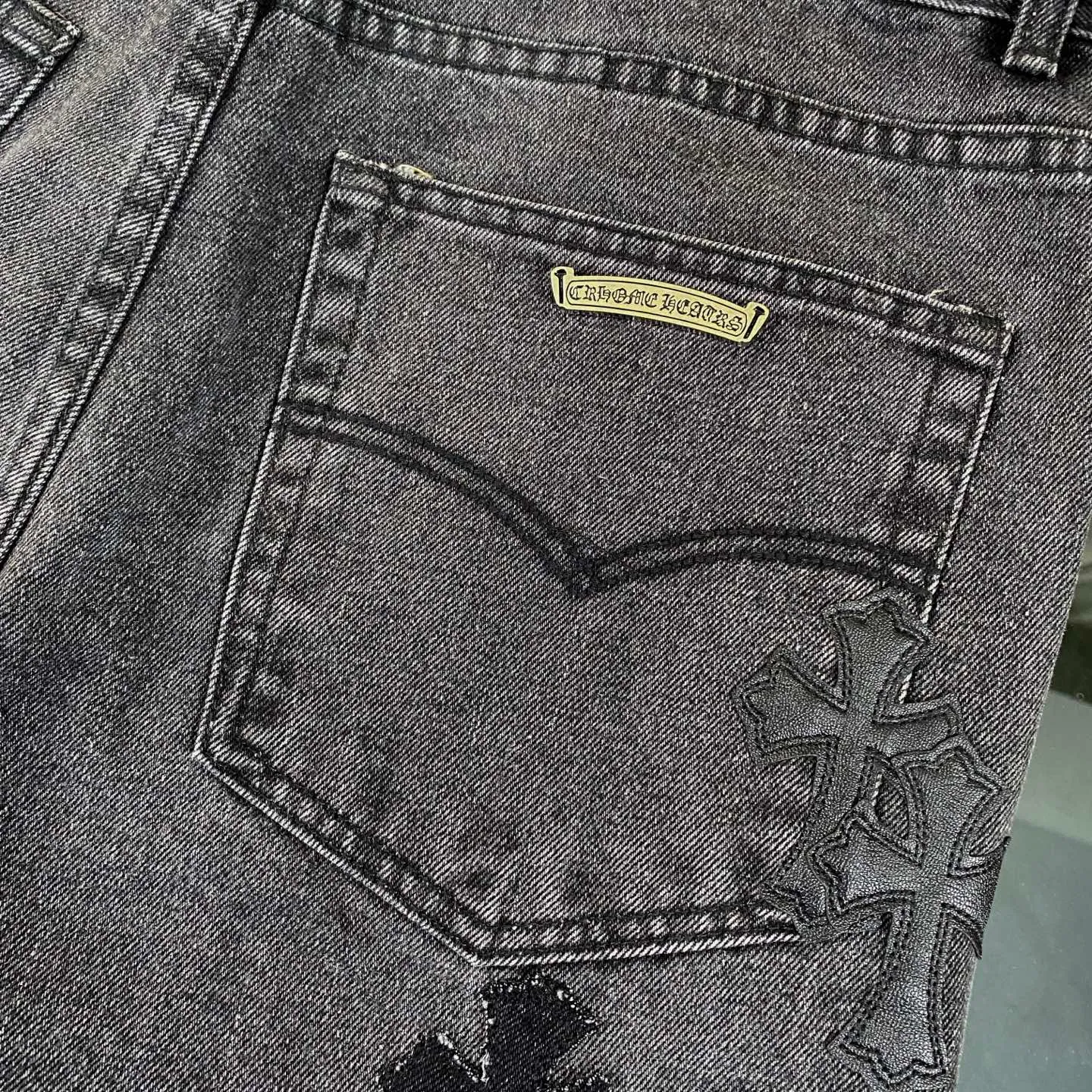 P310 CH Chromehearts black cross-stitched leather black and gray heavy-duty cow king jeans. The cabinet price is 34W level. The patchwork cross pattern is embellished and the jeans are washed! ! An absolutely high-end luxury product, a 1.9W-level god-level single product, a super popular product, made by top heavy industry, a magic weapon that cannot be missed! [About Zangyin] This is an extremely luxurious fashion brand that can also be called the aristocracy of the high street. It has always been an exclusive brand for some hipsters or rich second generations. Compared with ordinary high streets, it is more luxurious and noble. Compared with luxury brands, it is more fashionable and individual. It has always been a brand that I have a special liking for. [Top heavy industry fashion design] Consistently high-street luxury style. Speaking of this style, the Zangyin family and GU family are definitely the leading representative brands. Especially the Zangyin family has really achieved a state-of-the-art effect in creating high-street style. The unique washed material is used to create this style. The color system is already quite eye-catching. After it is decorated with patchwork cross flowers, it cleverly highlights the charm of the brand. Secondly, this style uses classic The high-waist cutting design highlights the long legs and fashionable temperament of the upper body. The brand is highly recognizable and the slim fit configuration is more suitable for daily wear. It is a product that interprets personality, fashion, and specifications at a glance. This single product is enough to make any fan excited. It can be a white T-shirt for a youthful college style, or a tight suspender for a royal style. It has strong matching ability and can be easily controlled by men.  [Materials and craftsmanship] Needless to say, this point goes without saying. As an excellent craftsman brand, Zangyin’s requirements for details and craftsmanship are really perfect. The washed color of this model has gone through so many processes, not to mention the embellishment of denim appliques. It is also purely hand-made and sewn. Just like what they believe in, only hand-made things have soul and have the meaning of wear. A top-notch heavy-duty fashionable denim item, I look forward to your perfect interpretation! !  Color: black gray Size: 28-36